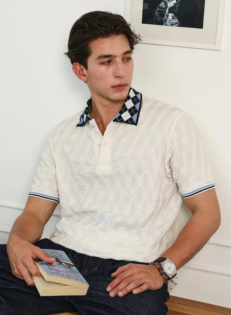 كامبوس سوترا Campus Sutra Men's Chalk White:Onyx Black Block Argyle-Knit Polo T-Shirt | Textured Knit Design with Argyle Collar | Regular Fit & Breathable Cotton Blend Fabric | Casual & Street Wear Essential