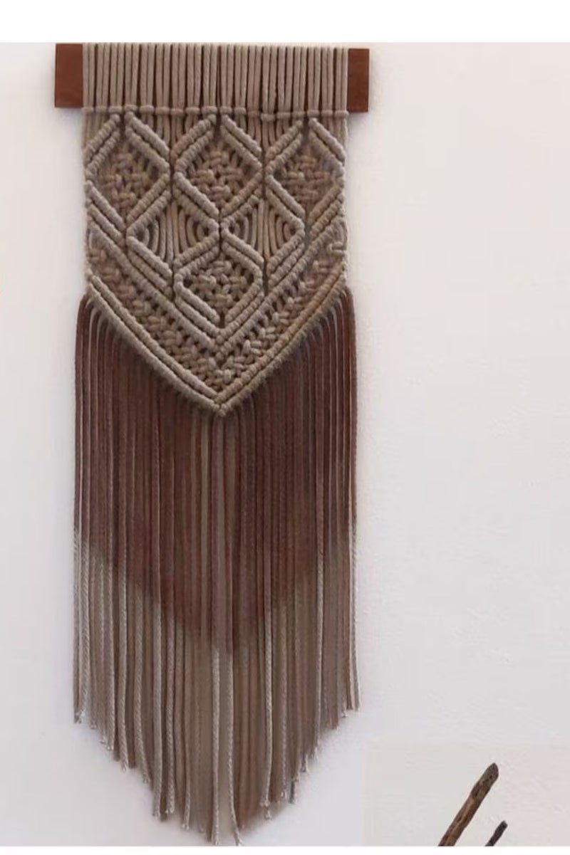 انتيكيانو أضيفي لمسة دفء وجمال طبيعي إلى ديكور منزلك مع هذه القطعة المكرمية المصنوعة يدويًا من خيوط القطن عالية الجودة. تصميمها البسيط والعصري يجعلها مثالية لتزيين الجدران في غرفة المعيشة أو النوم، وتضفي لمسة فنية ناعمة على أي مساحة. - Image 1