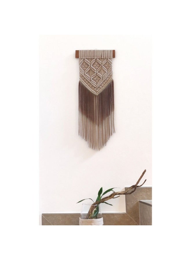 انتيكيانو أضيفي لمسة دفء وجمال طبيعي إلى ديكور منزلك مع هذه القطعة المكرمية المصنوعة يدويًا من خيوط القطن عالية الجودة. تصميمها البسيط والعصري يجعلها مثالية لتزيين الجدران في غرفة المعيشة أو النوم، وتضفي لمسة فنية ناعمة على أي مساحة. - Image 2