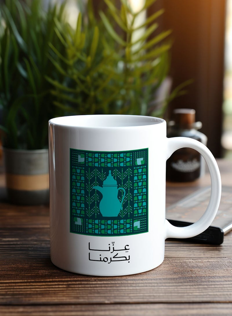 لوحة كوب ١١ أونصة من السيراميك لمناسبة اليوم الوطني السعودي بتصميم عزنا بكرمنا - Image 2