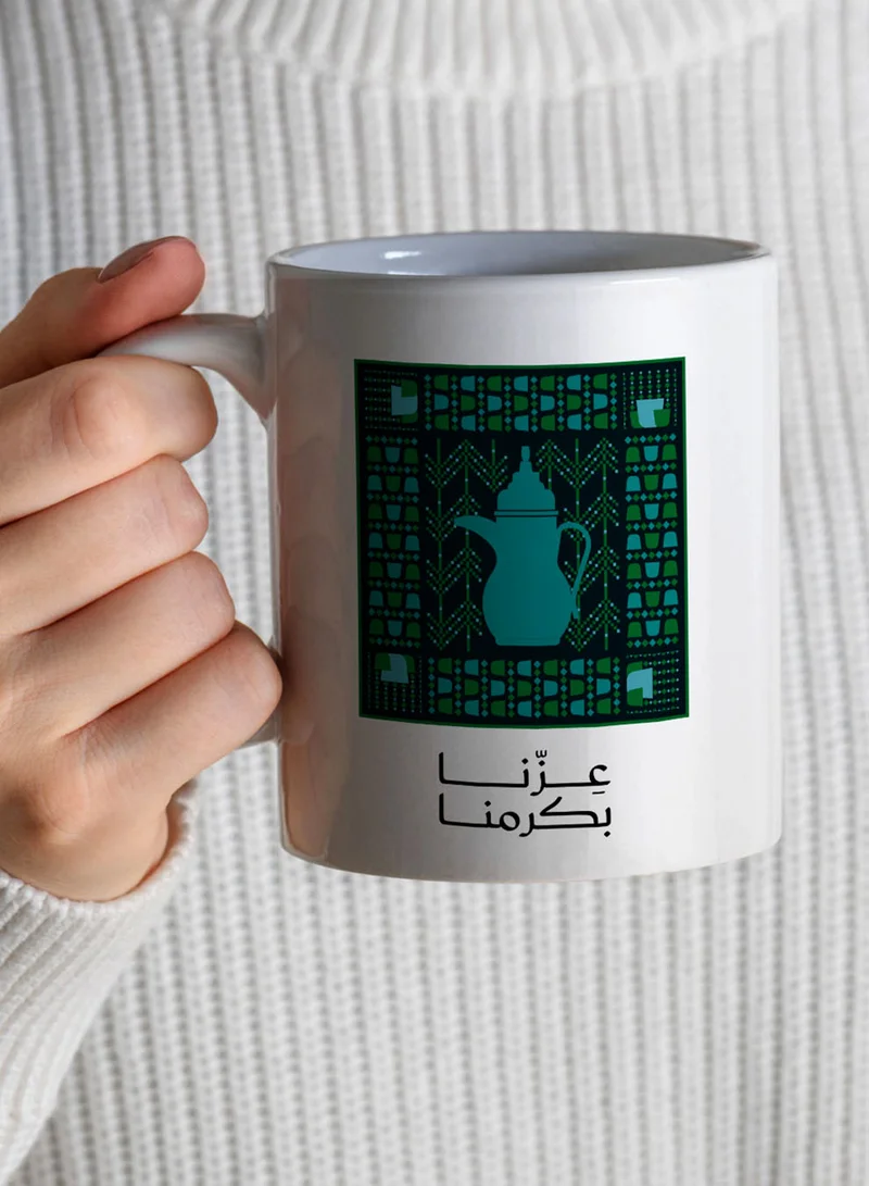 لوحة كوب ١١ أونصة من السيراميك لمناسبة اليوم الوطني السعودي بتصميم عزنا بكرمنا