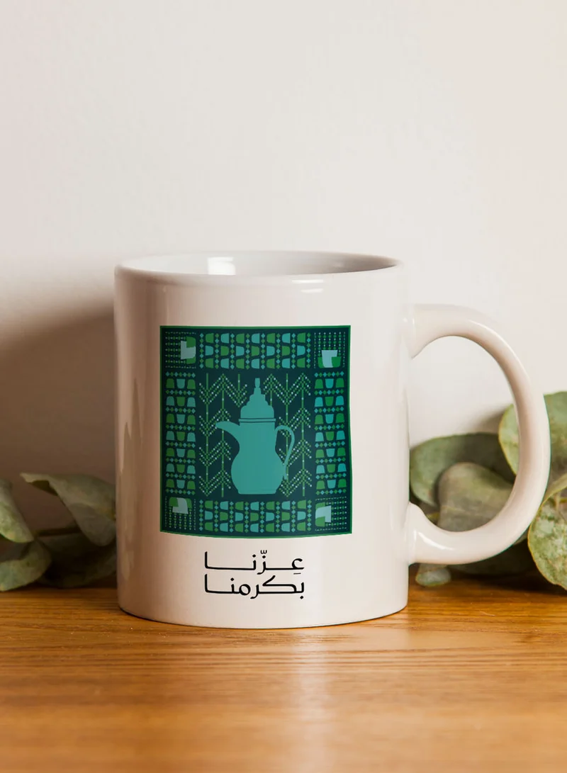 لوحة كوب ١١ أونصة من السيراميك لمناسبة اليوم الوطني السعودي بتصميم عزنا بكرمنا