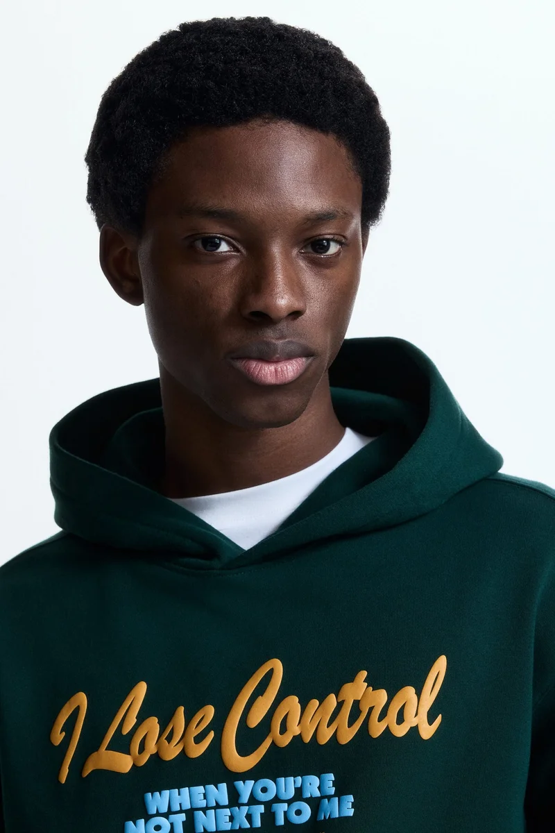 اتش اند ام هودي بقصّة واسعة مزينة بطبعة