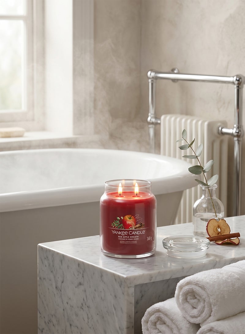 YANKEE CANDLE شمعة جرة معطرة مميزة - 368 جرام | إكليل التفاح الأحمر جرة متوسطة | شمعة مزدوجة الفتيل - Image 5