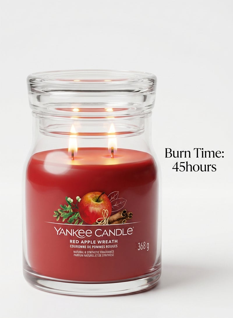 YANKEE CANDLE شمعة جرة معطرة مميزة - 368 جرام | إكليل التفاح الأحمر جرة متوسطة | شمعة مزدوجة الفتيل - Image 2
