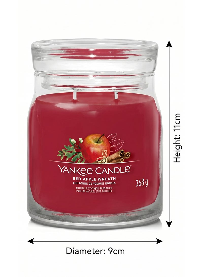 YANKEE CANDLE شمعة جرة معطرة مميزة - 368 جرام | إكليل التفاح الأحمر جرة متوسطة | شمعة مزدوجة الفتيل - Image 3