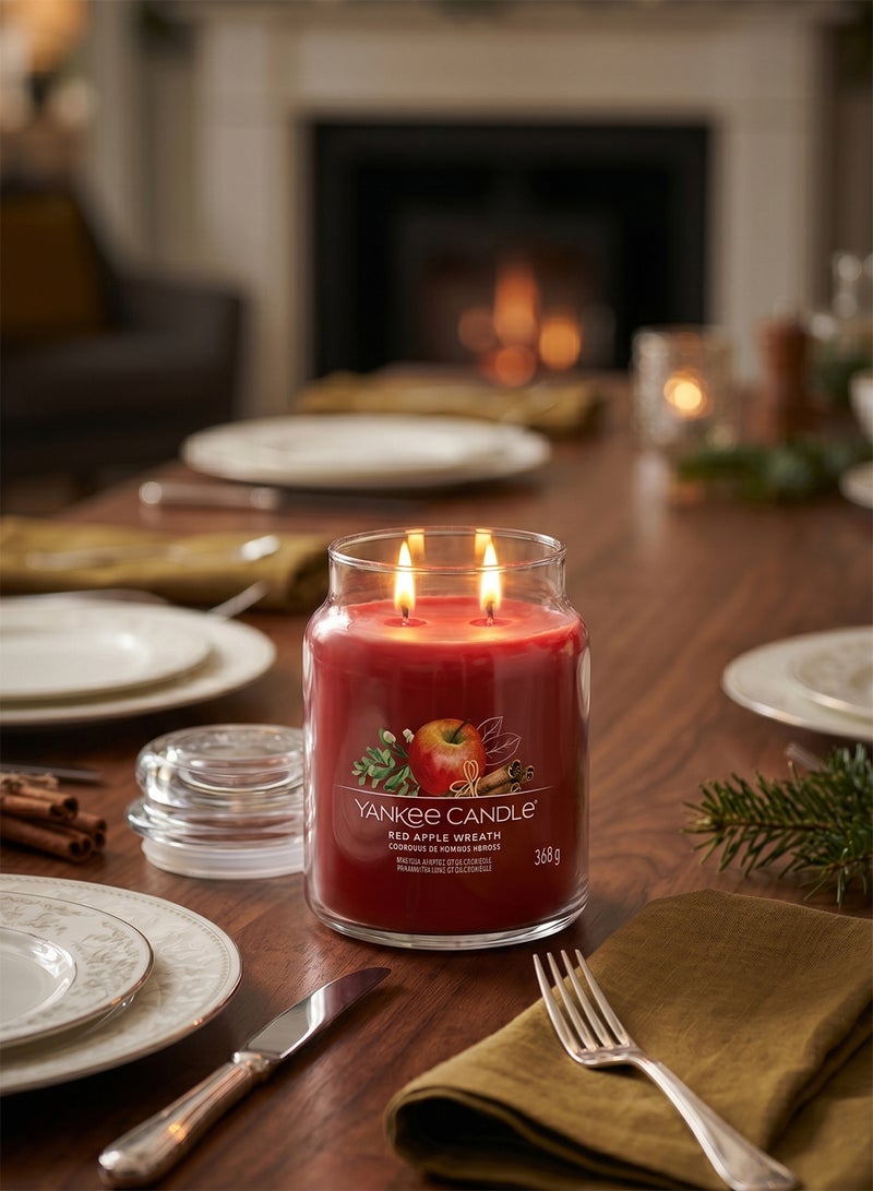 YANKEE CANDLE شمعة جرة معطرة مميزة - 368 جرام | إكليل التفاح الأحمر جرة متوسطة | شمعة مزدوجة الفتيل - Image 4
