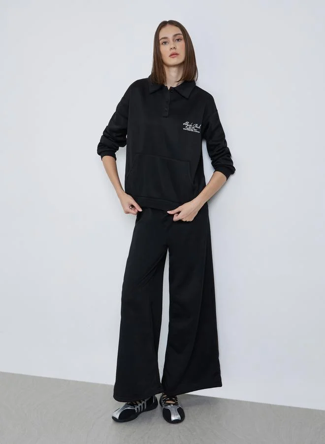 ستايلي سويت شيرت واسع بياقة بولو مع تفاصيل مُطرّزة