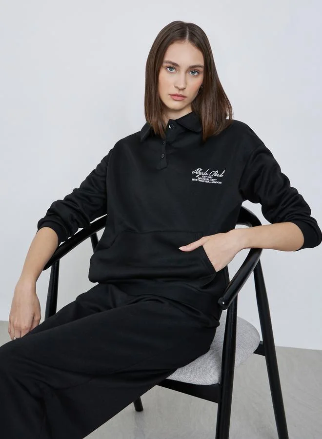 ستايلي سويت شيرت واسع بياقة بولو مع تفاصيل مُطرّزة