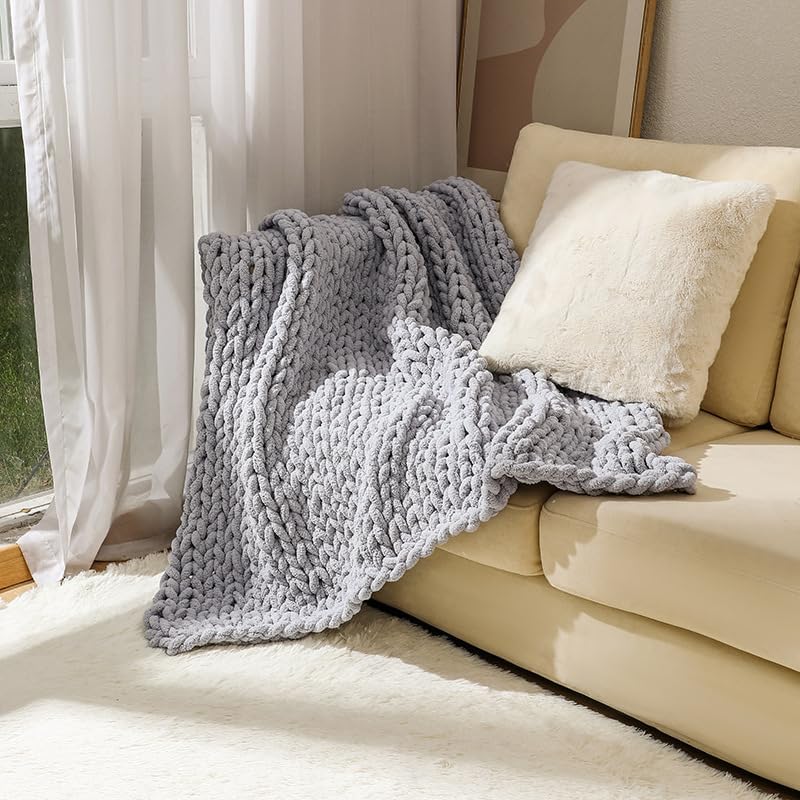 MocaDng بطانية محبوكة سميكة 48 بوصة × 71 بوصة، بطانية شينيل دافئة محبوكة يدوياً، بطانية كابل محبوكة بخيوط سميكة ناعمة لديكور المنزل، بطانية قطيفة ناعمة تسمح بالتهوية هدية مثالية لعيد الميلاد للأريكة والسرير والكنبة (رمادي) - Image 4