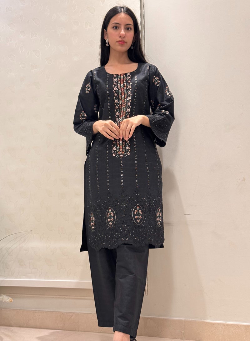 وينشيلز فستان باكستاني أسود من القطن - تطريز أنيق وأسلوب خالد | صغير - Image 1