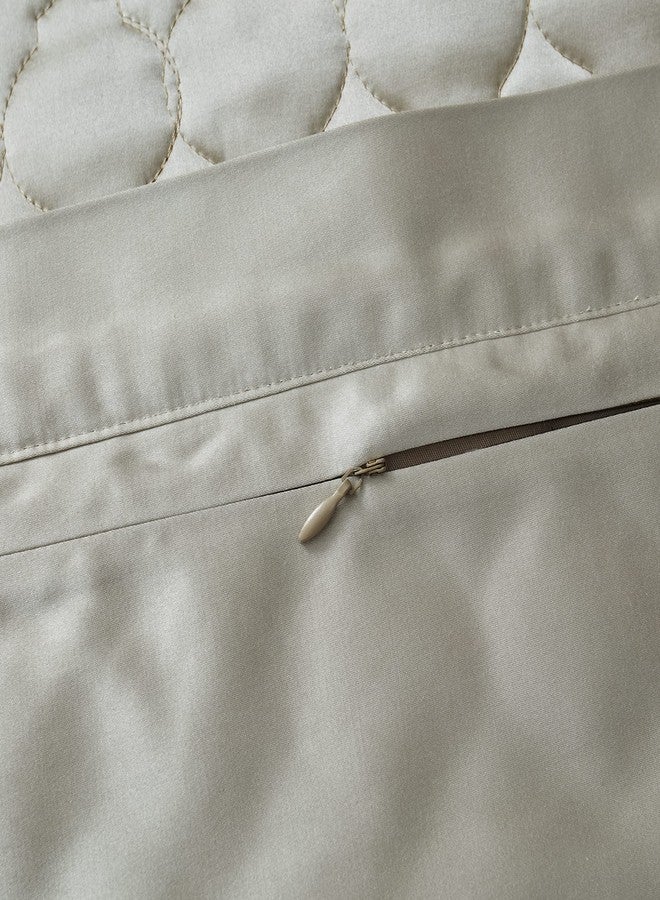 طقم أغطية وسائد من قطعتين من الساتان اللامع عالي الجودة من هاي إند أكسنتس، بنقشة رباعية الفصوص، مقاس كينج 21×34 بوصة، لون شامبانيا سادة، تصميم كلاسيكي عصري فاخر - Image 2