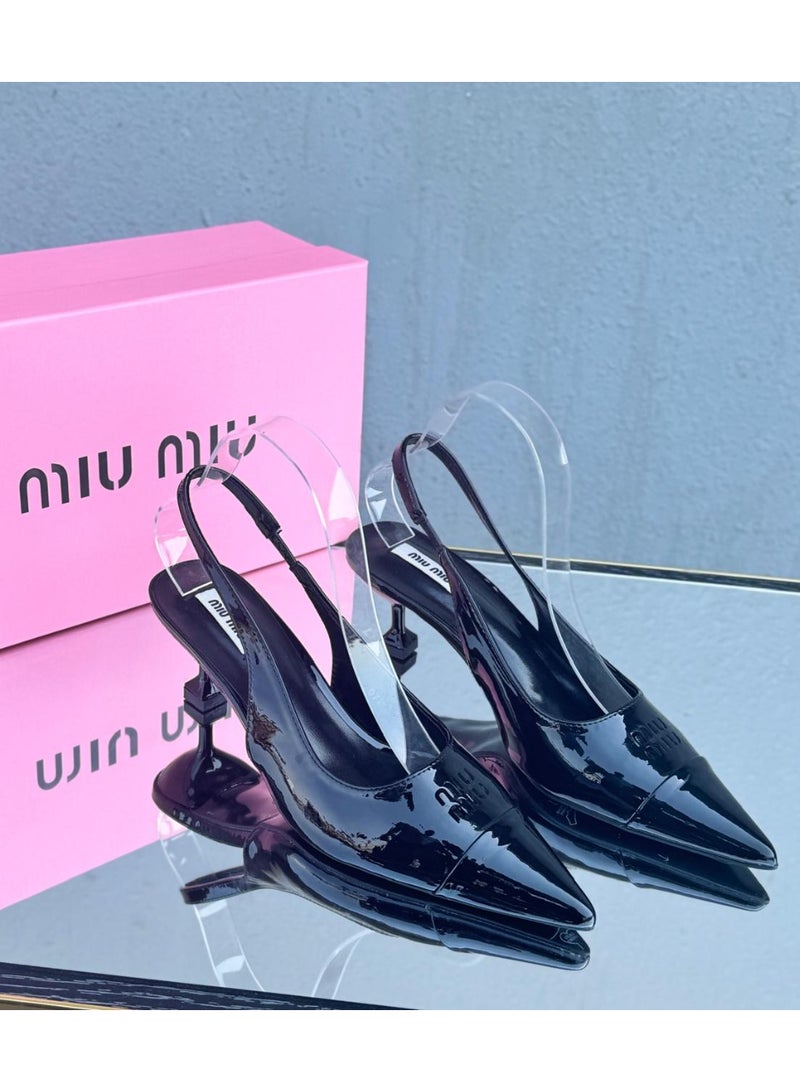 مياو مياو صندل ميو ميو اللامع بكعب عالٍ - أسود