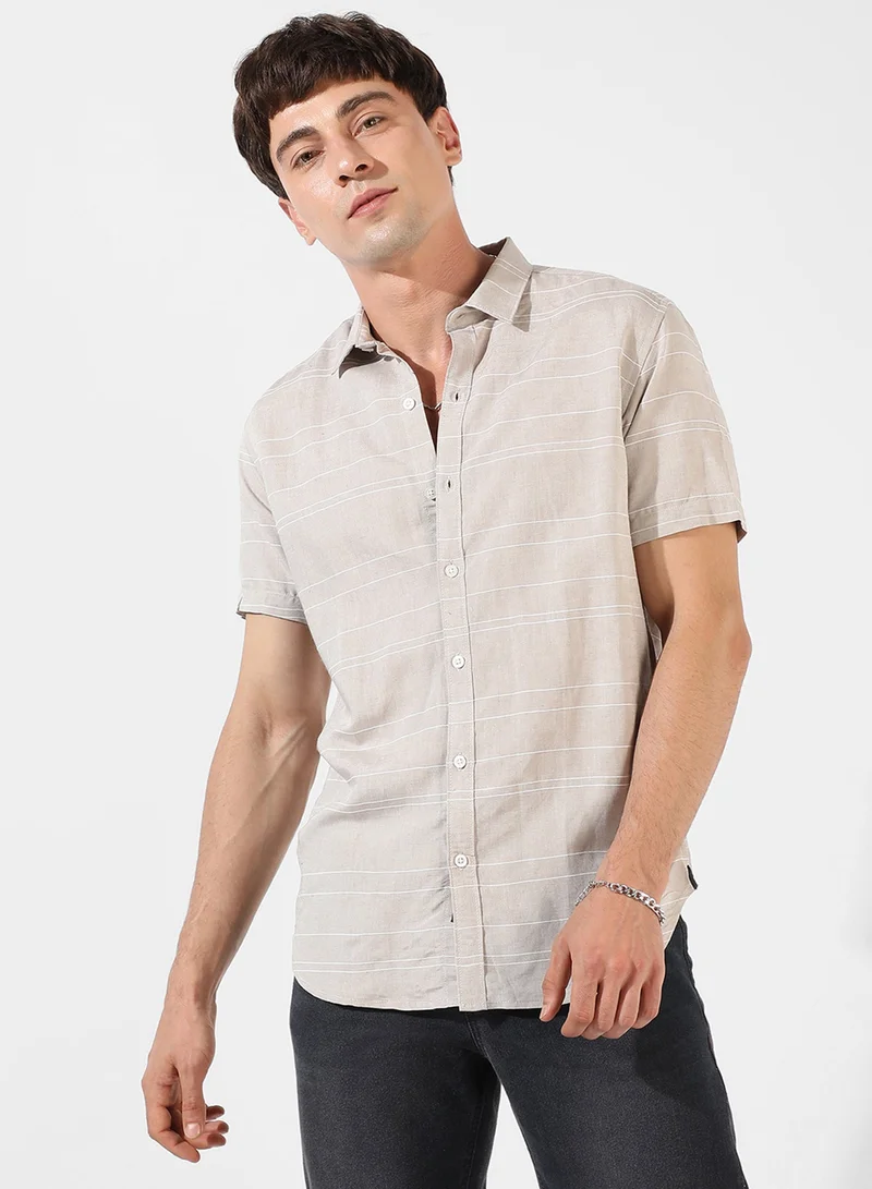 Campus Sutra Men's Light Grey Textured Button Up Spread Collar Shirt For Casual Wear | Regular Fit | Cotton Viscose Shirt Crafted With Short Sleeve, Comfort Fit & High-Performance For Everyday Wear