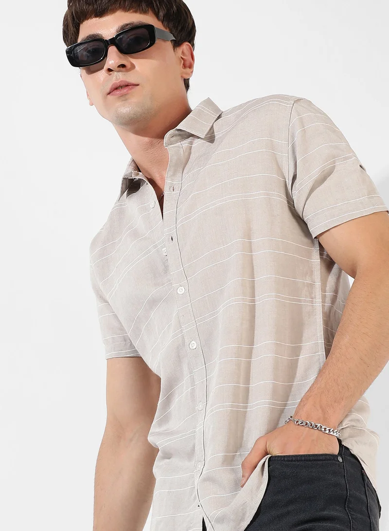 Campus Sutra Men's Light Grey Textured Button Up Spread Collar Shirt For Casual Wear | Regular Fit | Cotton Viscose Shirt Crafted With Short Sleeve, Comfort Fit & High-Performance For Everyday Wear