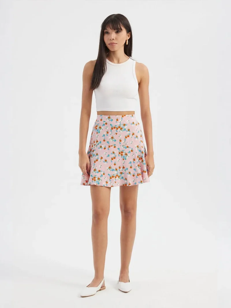 زوبعة تنورة قصيرة بكشكشة وخصر مرتفع بنقشة الزهور