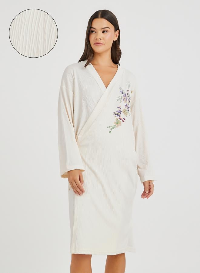 ستايلي روب مطرز بياقة على شكل حرف  بطول الركبة - Image 1