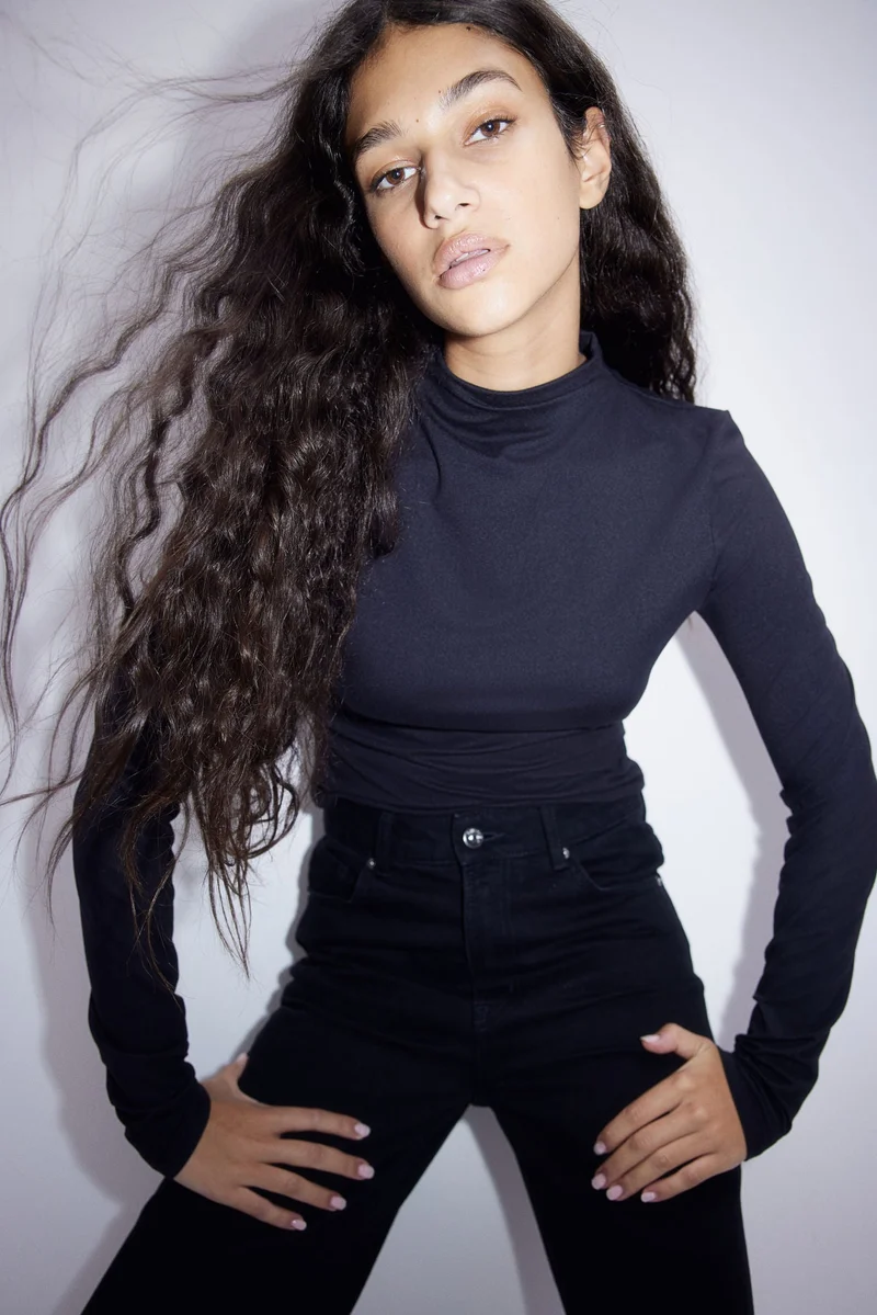 اتش اند ام بلوزة بقبة عالية