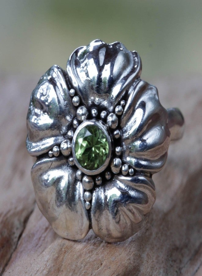 نوفيكا خاتم زهرة الزبرجد المصنوع يدويًا من نوفيكا، مصنوع من الفضة الإسترليني البالينية، حجر واحد أخضر، مناسب لحفلات الكوكتيل، مصنوع من خشب السرو الإندونيسي، مرصع بأعشاب مجففة، حجر بخت الزهور [إطار تاجي 0.7 بوصة طول × 0.7 بوصة عرض × 0.3 بوصة] - Image 2