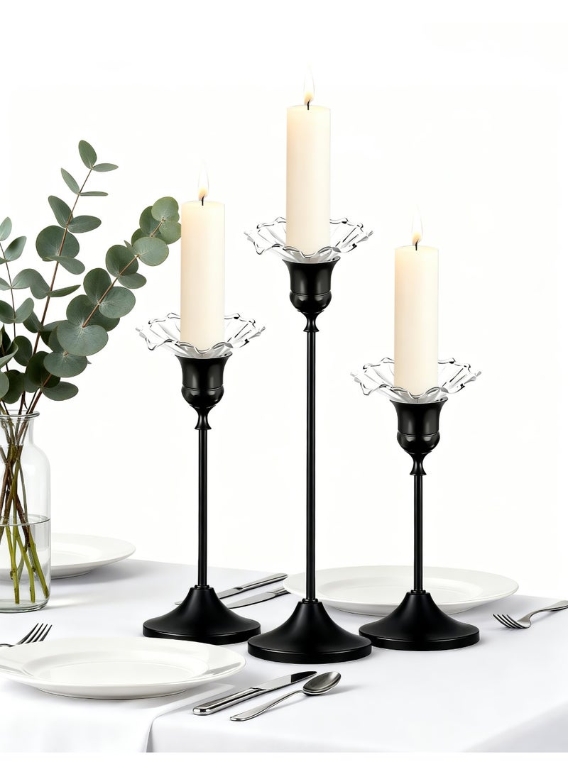 بيت النور مجموعة أنيقة وفاخرة من 3 حوامل شموع باللون الأسود المطفأ (Matte Black)، مزودة بأطباق زجاجية لتجميع الشمع المذاب بتصميم يشبه البتلات؛ تتميز بتصميم مانع لتقاطر الشمع وتُعد قطعاً مثالية لتزيين الطاولات في المنازل وحفلات الزفاف والحفلات والمناسبات الاحتفالية. - Image 1