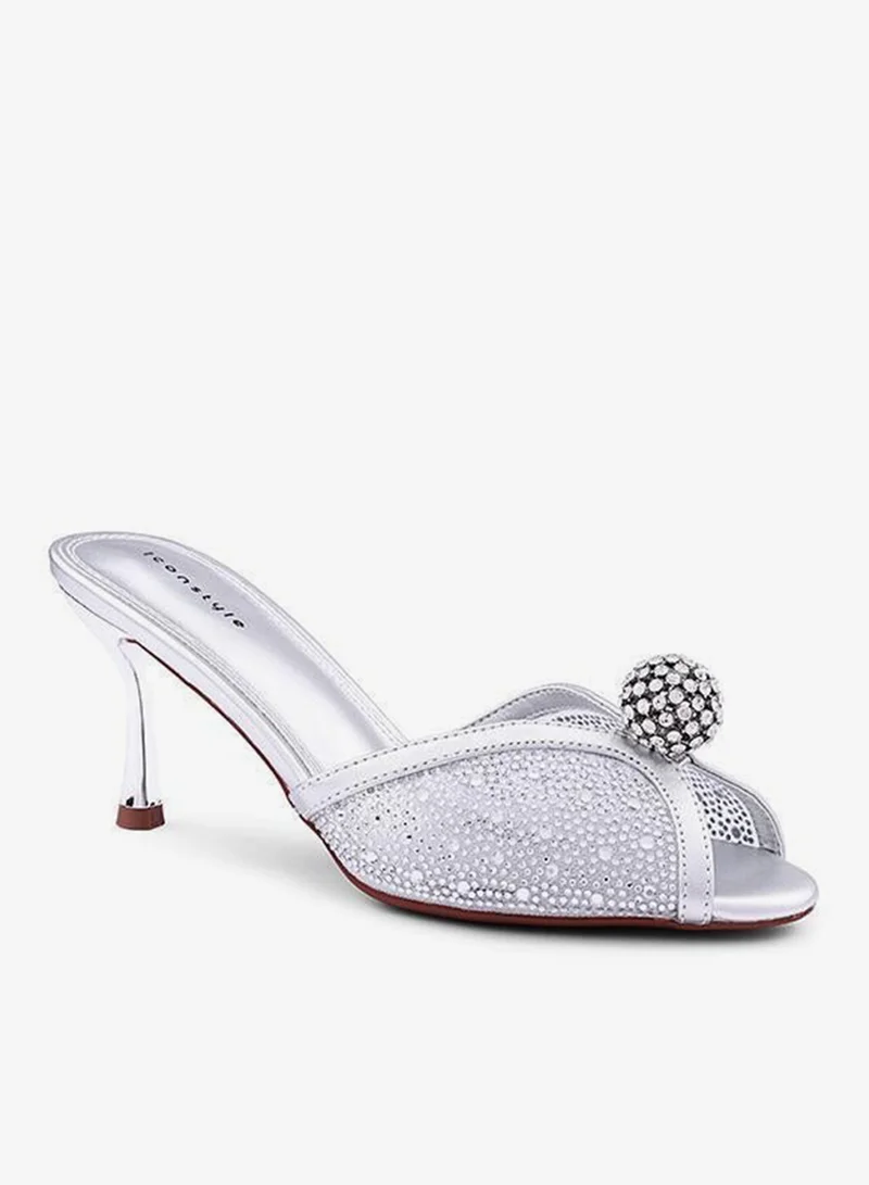 أيقون صنادل بكعب مزينة بأشرطة