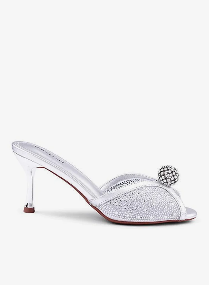 أيقون صنادل بكعب مزينة بأشرطة