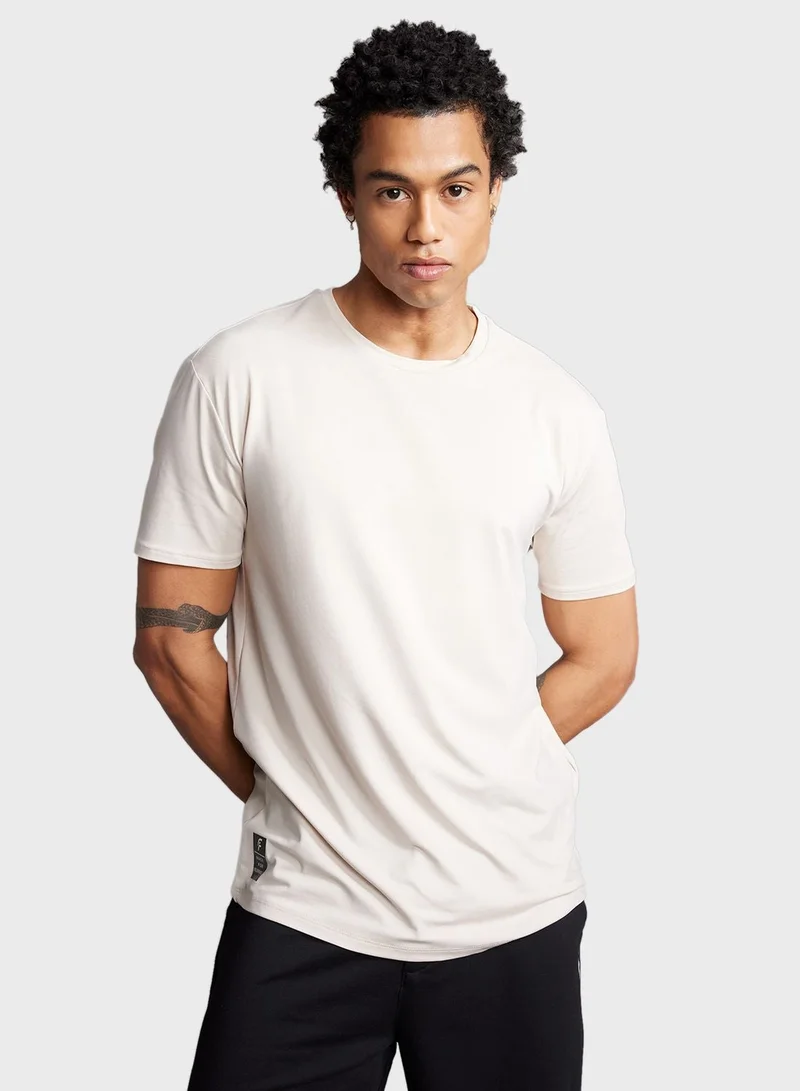 ديفاكتو تي شيرت رجالي برقبة دائرية وأكمام قصيرة بقصة قياسية