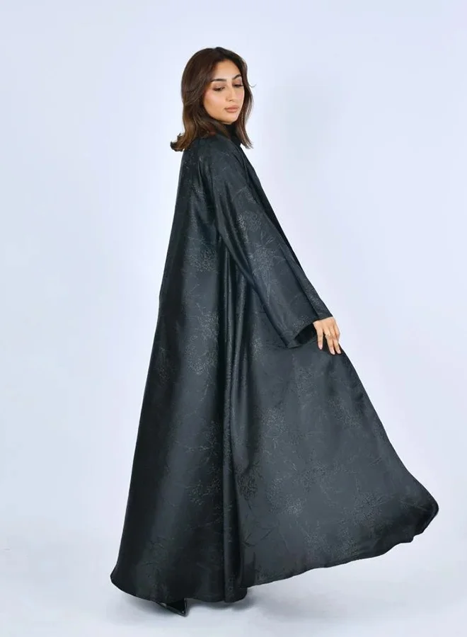 عبايات لمحة عباية سوداء بقماش حريري صيفي منقش