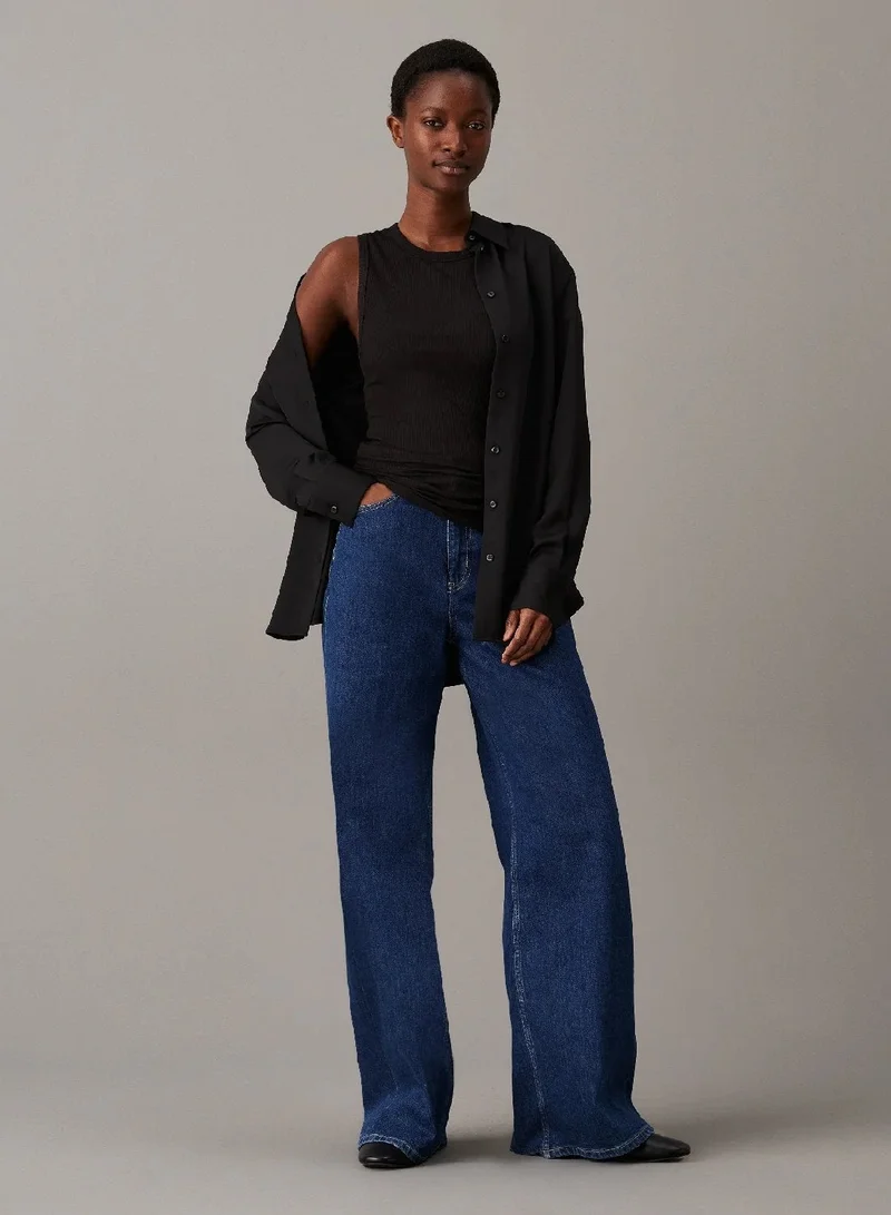 كالفن كلاين بلوزة بدون أكمام مضلعة بقصة ضيقة