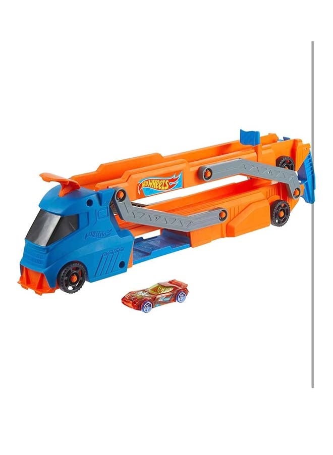 Hot Wheels سيارة لعبة، وشاحنة، وحامل ومسار مع سيارة لعبة مقياس 1:64، وشاحنة كبيرة تتحول إلى مسار بطول 2.5+-قدم مع قاذفة، تخزن حتى 9 سيارات مقياس 1:64، تتصل بمجموعة أخرى - Image 1