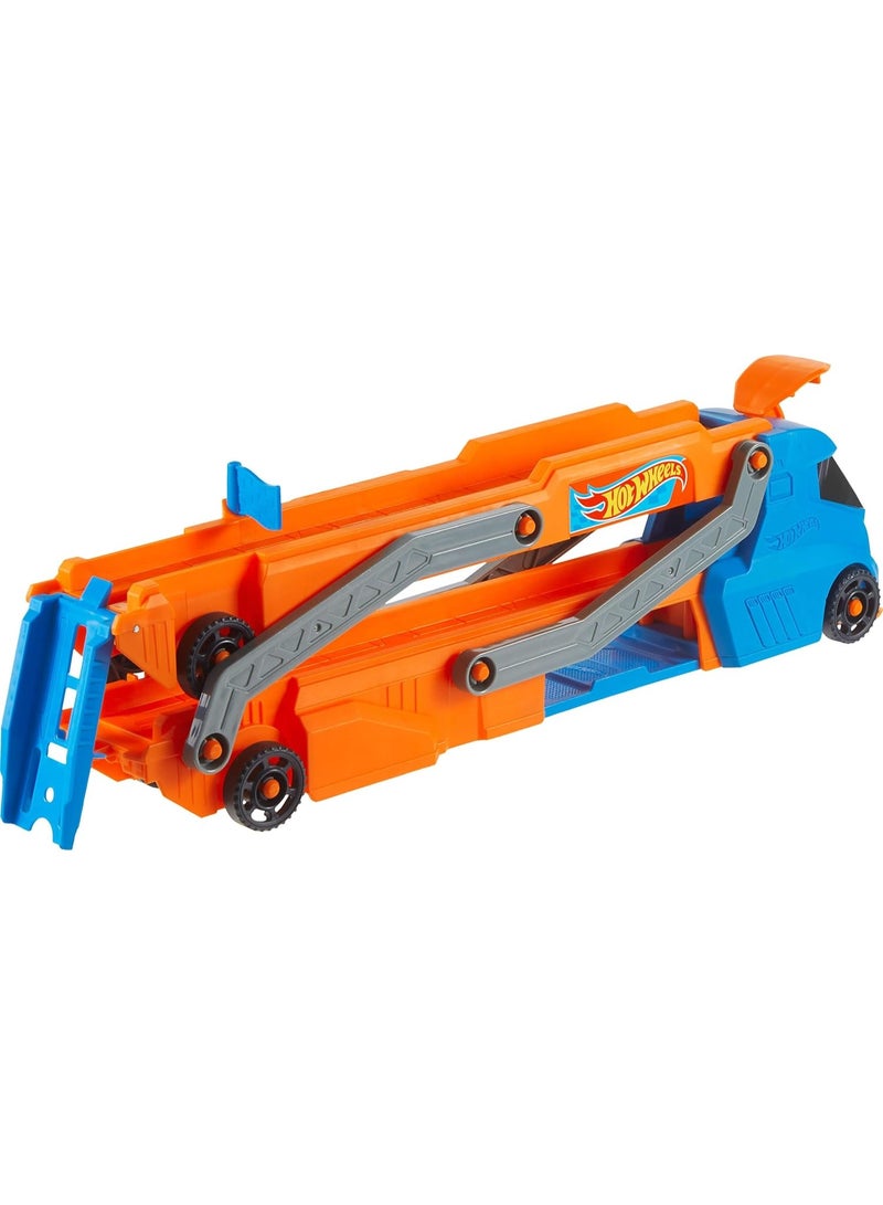 Hot Wheels سيارة لعبة، وشاحنة، وحامل ومسار مع سيارة لعبة مقياس 1:64، وشاحنة كبيرة تتحول إلى مسار بطول 2.5+-قدم مع قاذفة، تخزن حتى 9 سيارات مقياس 1:64، تتصل بمجموعة أخرى - Image 3