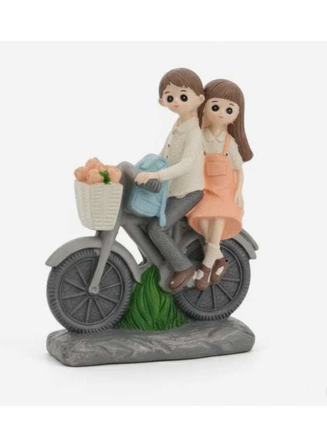أي كي دي سي تمثال صغير لزوجين رومانسيين من البوليريسين من AKDC يركبان دراجة هوائية - ديكور حب برتقالي ورمادي 12 سم - Image 2
