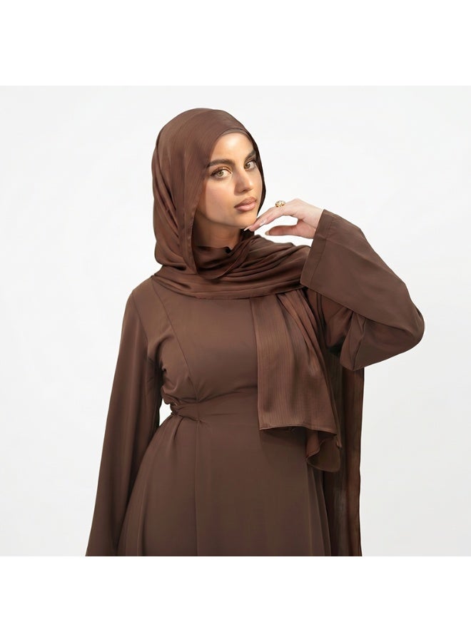 طقم من ثلاث قطع للنساء يتألف من حجاب ووشاح من الكريب الساتاني ذي الطيات الطبيعية - Image 4