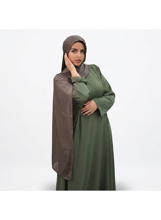 طقم من ثلاث قطع للنساء يتألف من حجاب ووشاح من الكريب الساتاني ذي الطيات الطبيعية - Image 2