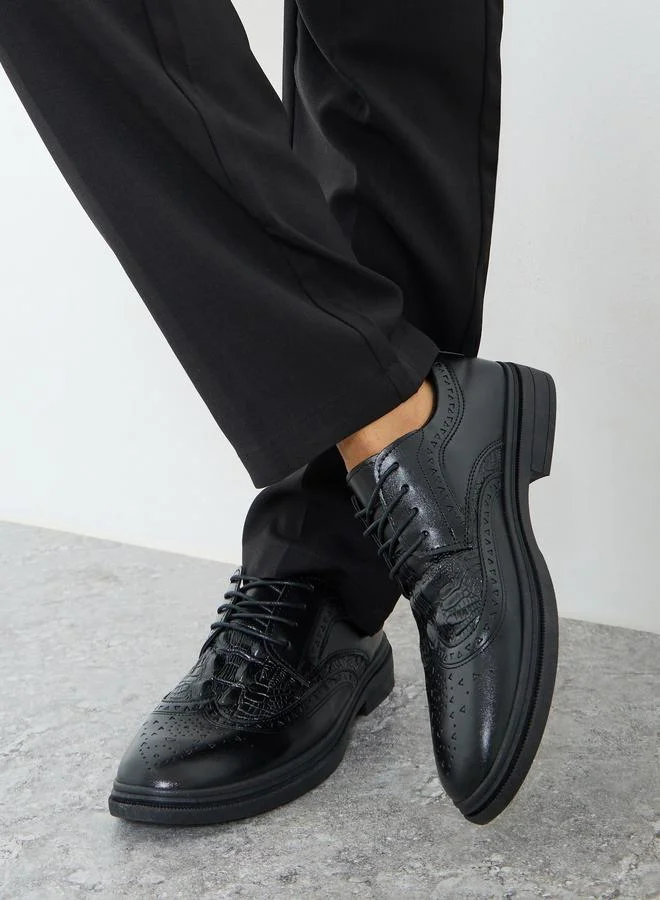 ستايلي حذاء بروغ بجلد صناعي وتفاصيل بارزة الملمس