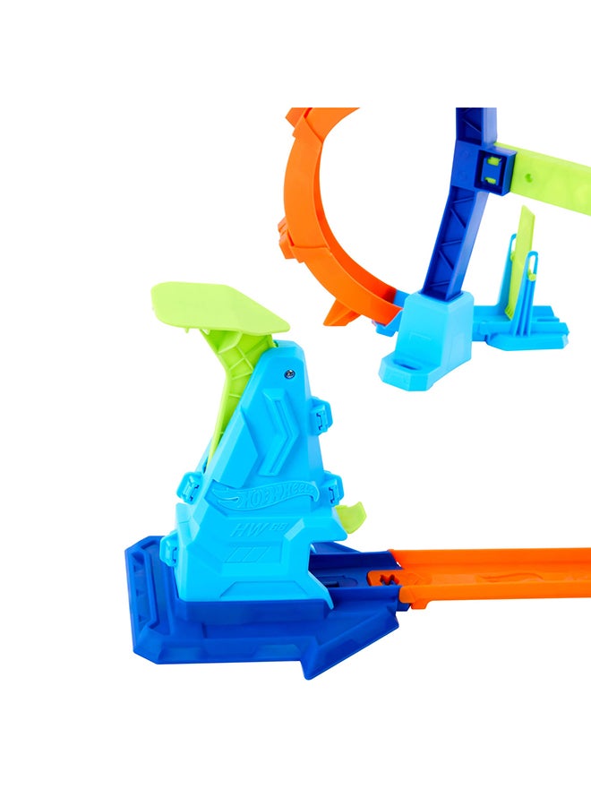 Hot Wheels Toy Car Track Set, Flip & Jump Through the Corkscrew Loop with a 1:64 Scale Toy Car, Speed Snap Track & Adapters, Compresses for Storage - Image 4