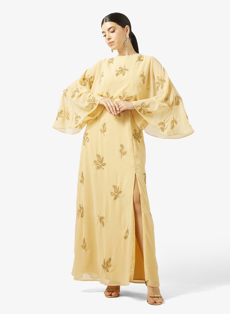 مايا فستان ماكسي بأكمام كاب مطرز بياقة دائرية - Image 1