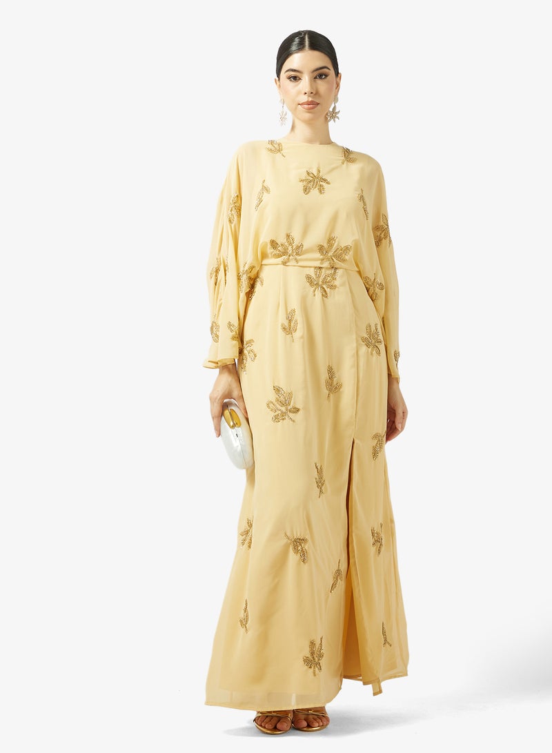 مايا فستان ماكسي بأكمام كاب مطرز بياقة دائرية - Image 4