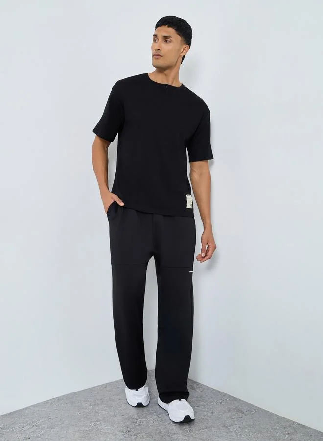 ستايلي بنطال جوغر واسع أسود بتفاصيل شارة للرجال