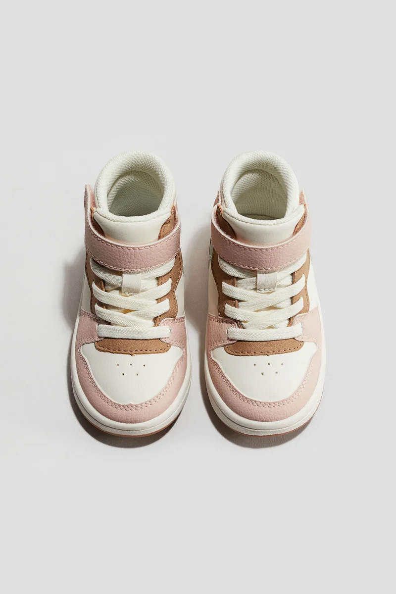 اتش اند ام حذاء رياضي عالي بنمط ألوان متباينة