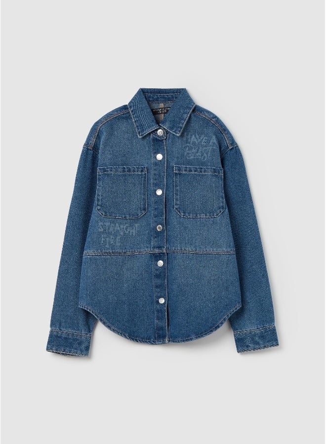 او في اس قميص جينز بطبعة حروف - Image 1