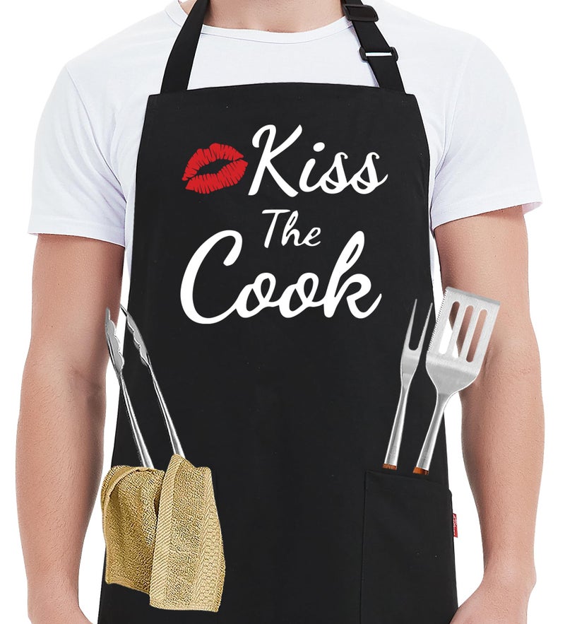 Kaidouma Funny Aprons for Women Men Kiss the Cook Apron Funny Chef Cooking BBQ Grill Aprons with 2 Pockets Birthday Mothers Day Gifts for Mom Wife Fathers Day Christmas Gifts for Dad Husband