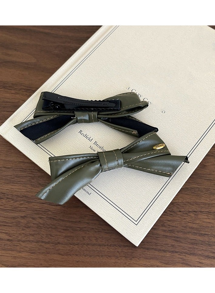 Mark Fairwhale مشبك جانبي بتصميم بسيط