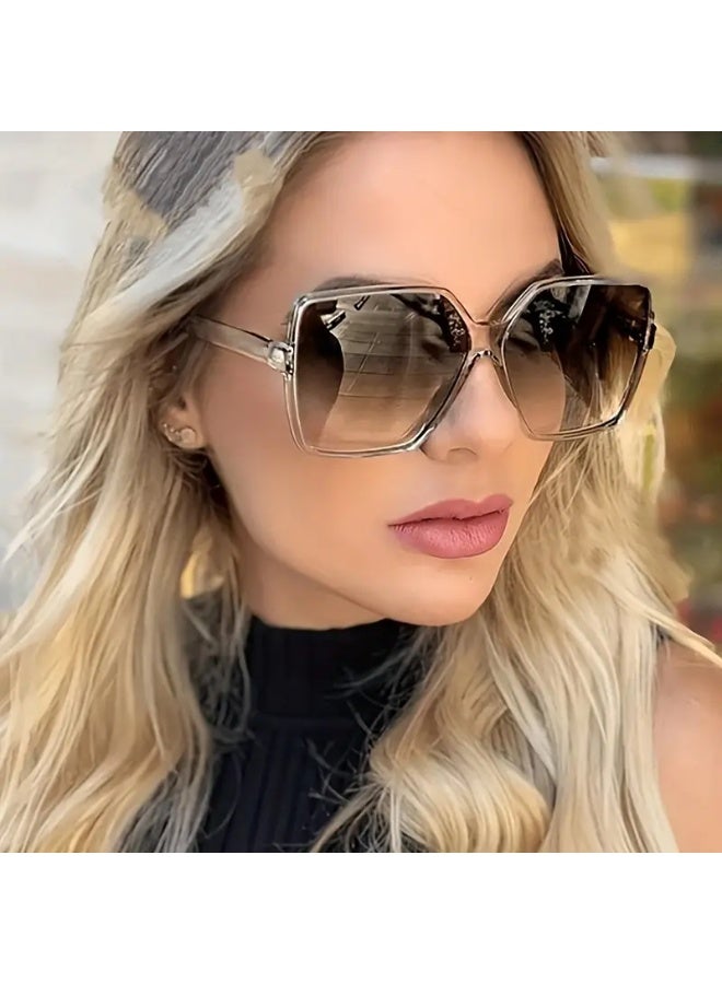 سينت هاوس نظارات شمسية مربعة كبيرة الحجم بتصميم عتيق للنساء، لون شامبانيا أنيق مع لمسات شفافة، عدسات AC، إطار PC، نظارات شمسية مزخرفة بتصميم عتيق (تتضمن حافظة نظارات)، نظارات شمسية - Image 1