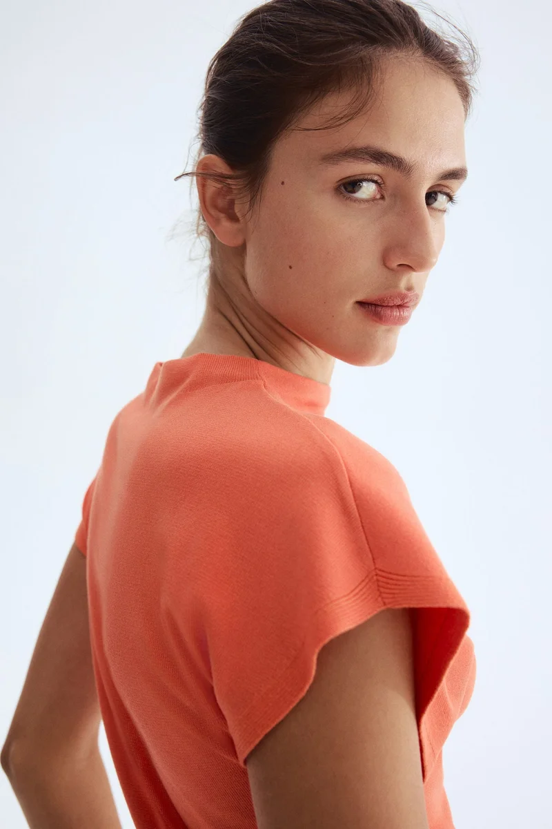 اتش اند ام بلوزة بأكمام قصيرة