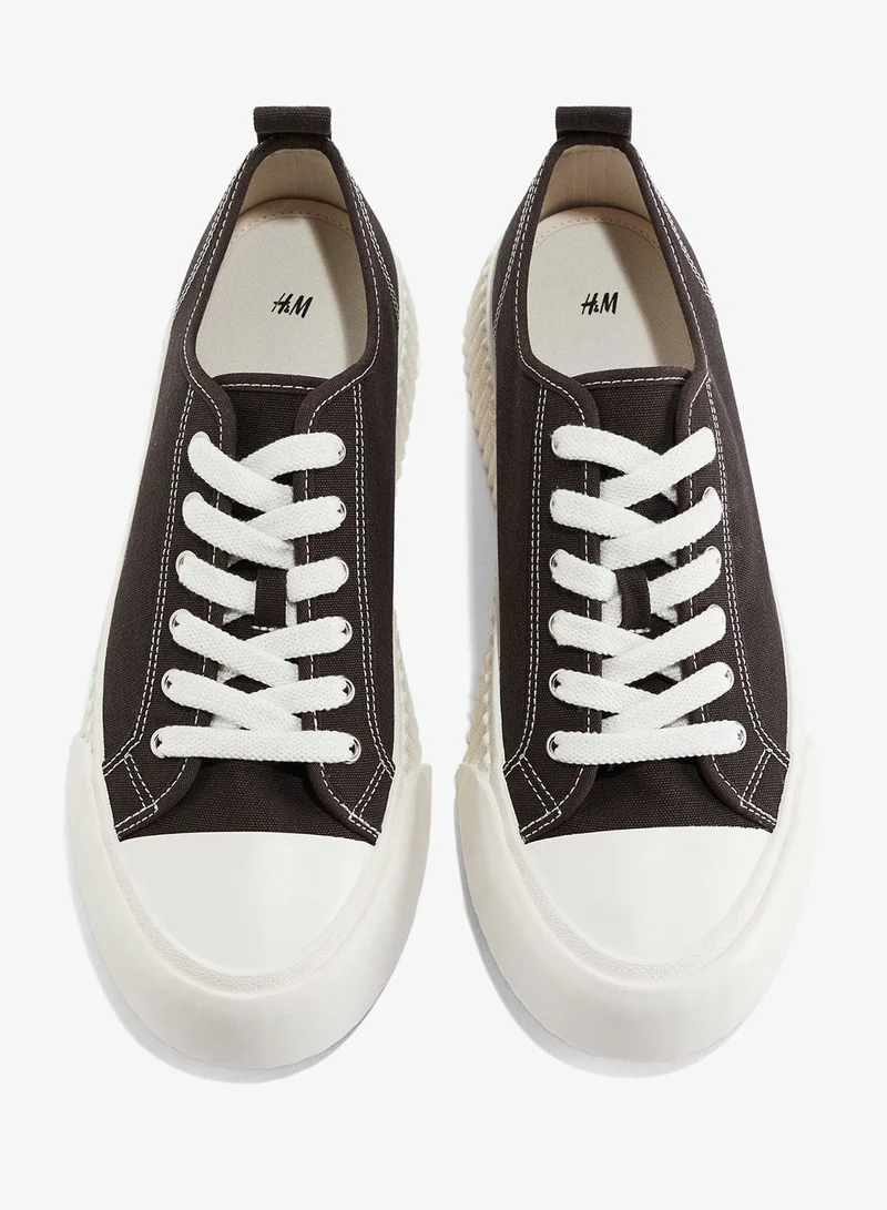 اتش اند ام حذاء رياضي من الكنفاز