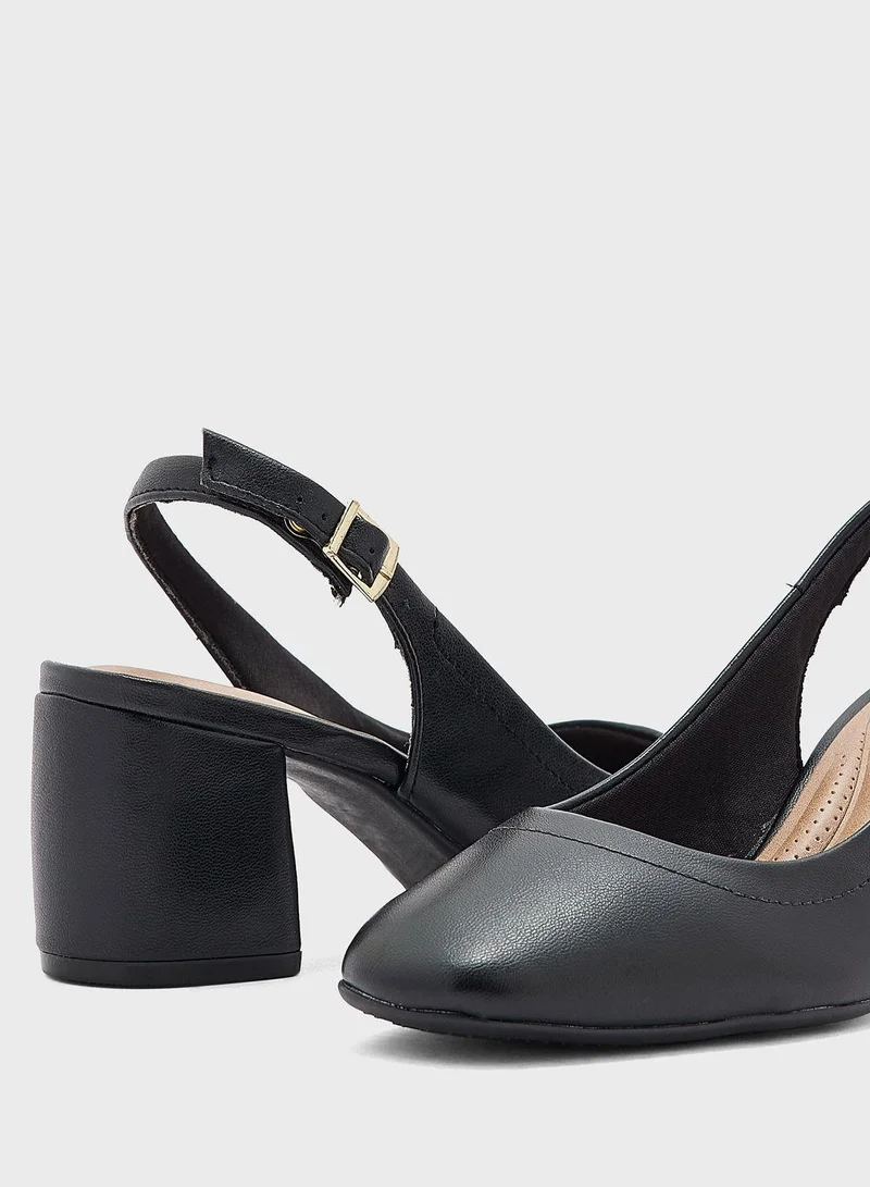 Beira Rio Elaina Close Toe Mid Heel Pumps