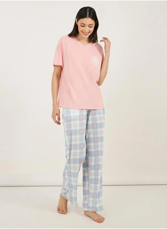 ستايلي Graphic Print V Neck T-Shirt & Checked Pyjama Set