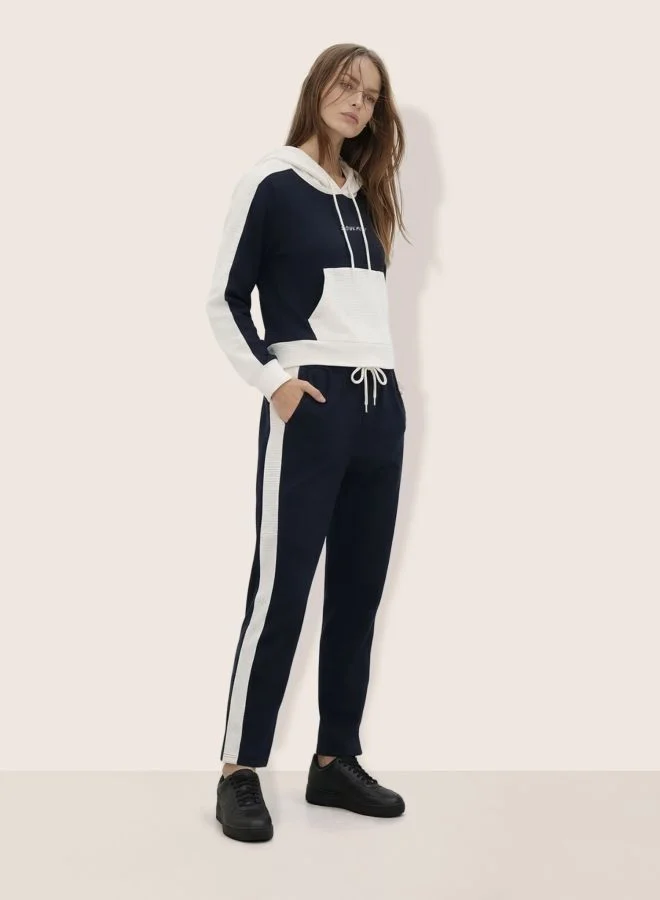مرفوعة Women Relaxed Fit Colourblocked Long Sleeve High Rise Sweatshirt and Joggers Co-Ords Set
