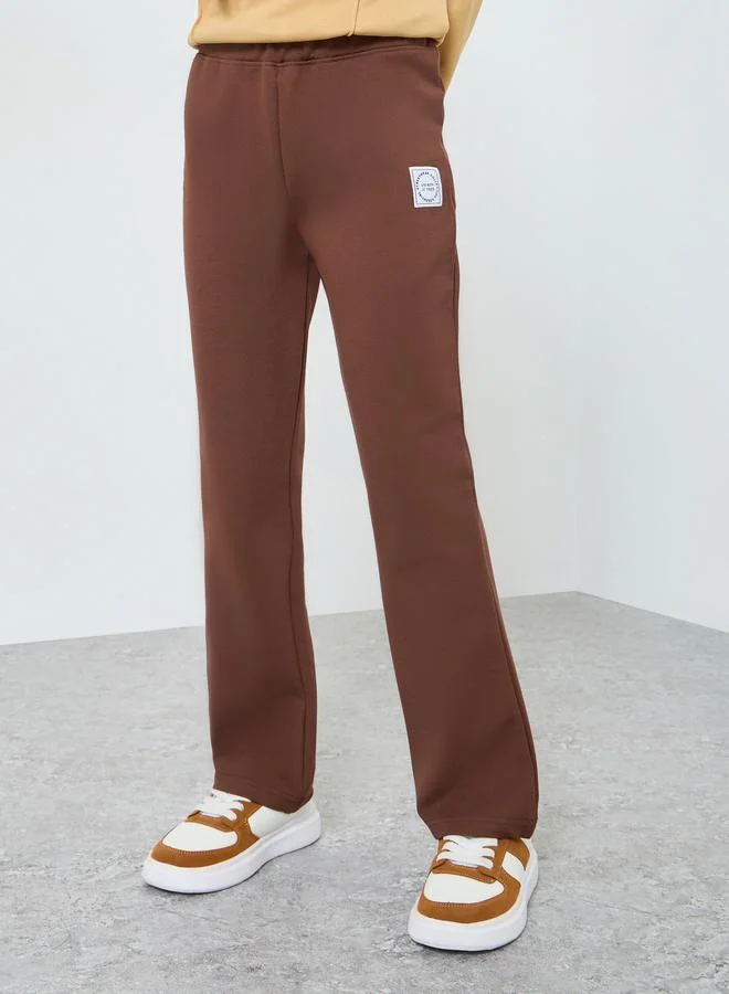 ستايلي ليغينغز للمراهقات بخصر مطاطي وتفاصيل شارة رمادية